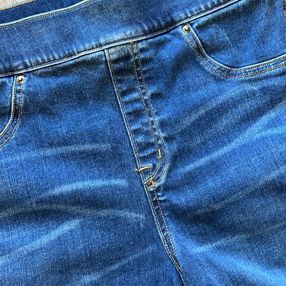 SPANX JEAN MEDIUM CONTROL DENIM FLARE CAPRI SIZE MEDIUM - Picture 3 of 7